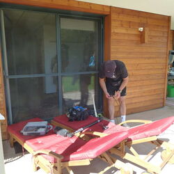 Ein Mann baut das Kameraequipment zusammen.