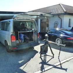 Der Bus vom ORF wird ausgeräumt.