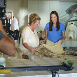2 Frauen beim Auswickeln ihres Pflanzendruckes.