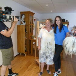 Kameramann filmt Maggie Entenfellner mit der Filz-Fashion-Artistin Petra Riedl-Mandak.